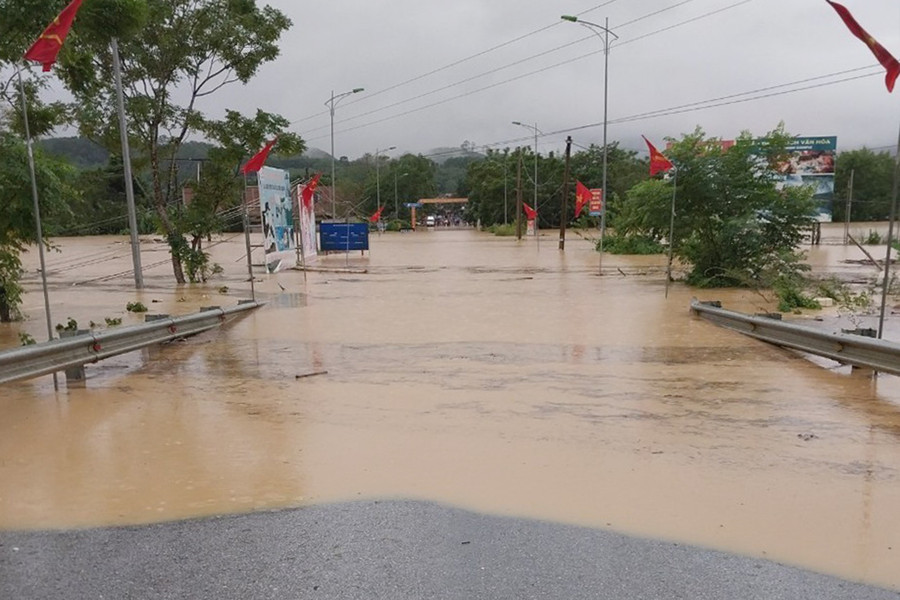 Quốc lộ 48A qua huyện Quỳ Châu ngập sâu hơn 1,5m. (Ảnh: CTV) Quốc lộ 48A qua huyện Quỳ Châu ngập sâu hơn 1,5m. (Ảnh: CTV)