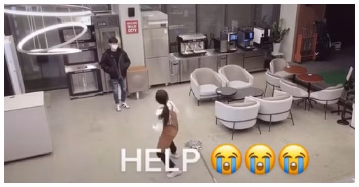 Clip: Nữ nhân viên "muốn độn thổ" khi bị phát hiện đang làm điều này