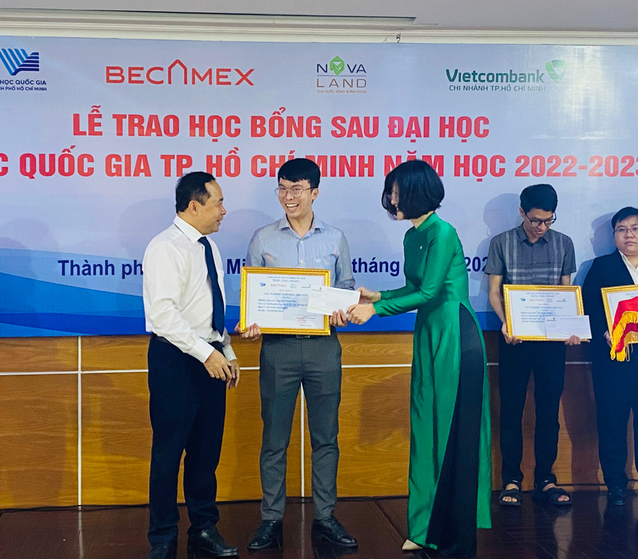 Giám đốc ĐHQG TPHCM Vũ Hải Quân (trái) trao học bổng cho các học viên. Giám đốc ĐHQG TPHCM Vũ Hải Quân (trái) trao học bổng cho các học viên.