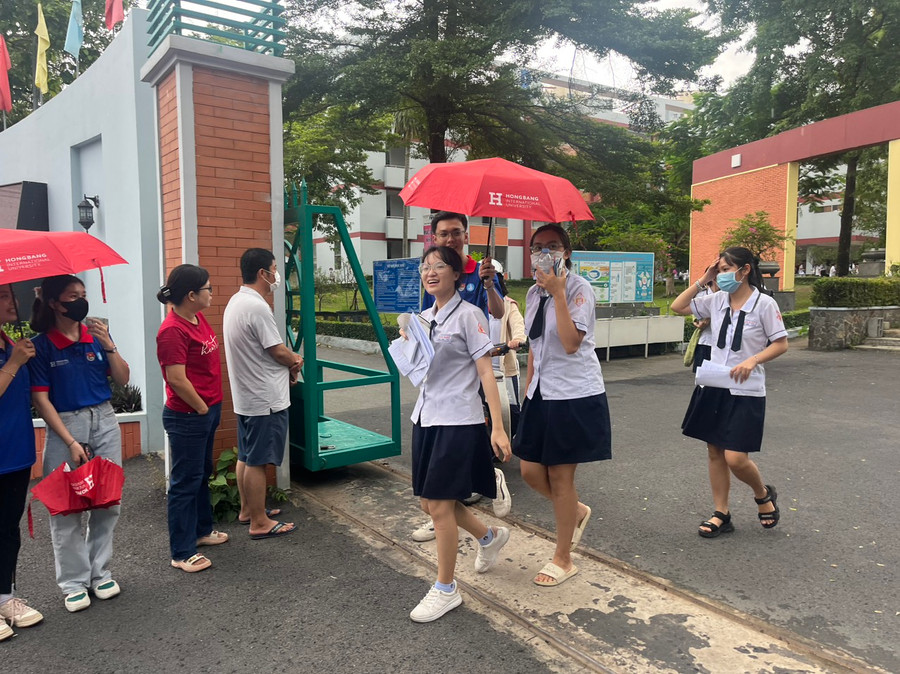 Các tình nguyện viên dẫn thí sinh về sau môn Toán tại Trường THPT Trấn Biên, Đồng Nai Các tình nguyện viên dẫn thí sinh về sau môn Toán tại Trường THPT Trấn Biên, Đồng Nai