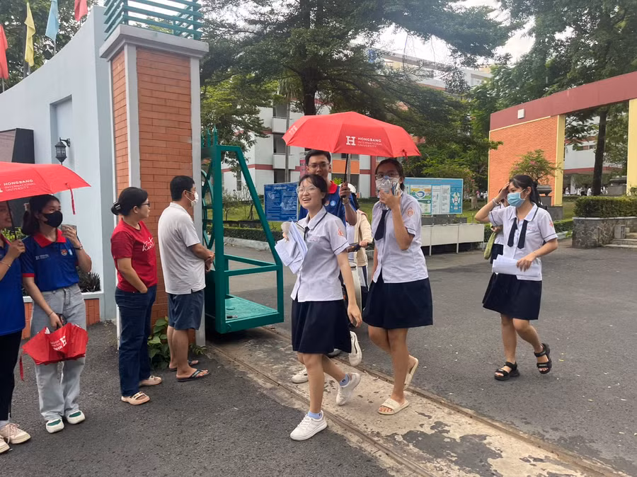 Các tình nguyện viên dẫn thí sinh về sau môn Toán tại Trường THPT Trấn Biên, Đồng Nai