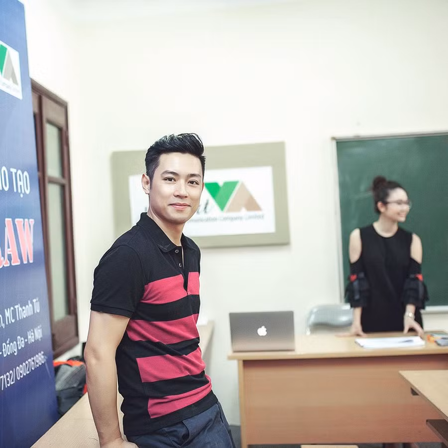 Đốn tim trước nụ cười tỏa nắng của thầy giáo dẫn chương trình VTV kết nối ảnh 5