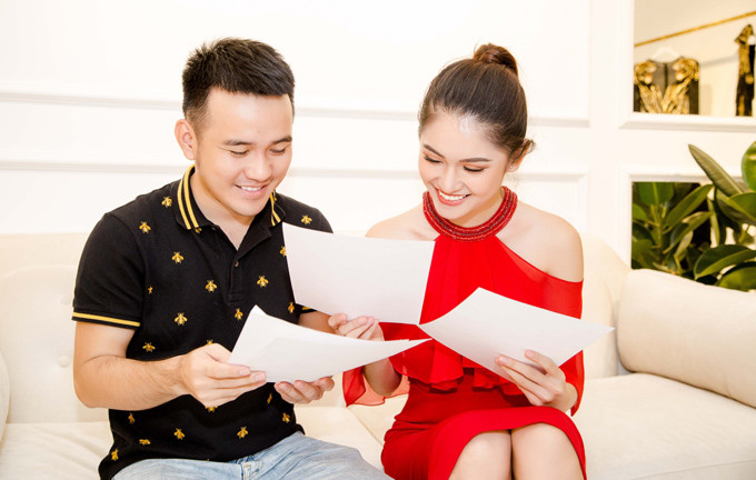 NTK Lê Thanh Hòa cũng cho biết, anh nắm rõ tính chất của sân chơi này nên các thiết kế đều mang tinh thần sang trọng, gợi cảm vừa phải nhằm phô diễn được đường cong, hình thể của cô gái độ tuổi đôi mươi. Màu sắc cũng sẽ nhã nhặn để phù hợp với tông da của Thùy Dung. a-hau-thuy-dung-thu-trang-phuc-chun-chi-cho-hoa-hau-quoc-te-2017-8