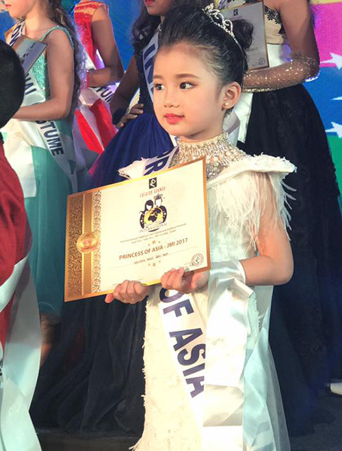 ve-dang-yeu-cua-co-nhoc-5-tuoi-nguoi-viet-vua-duoc-phong-cong-chua-chau-a-1