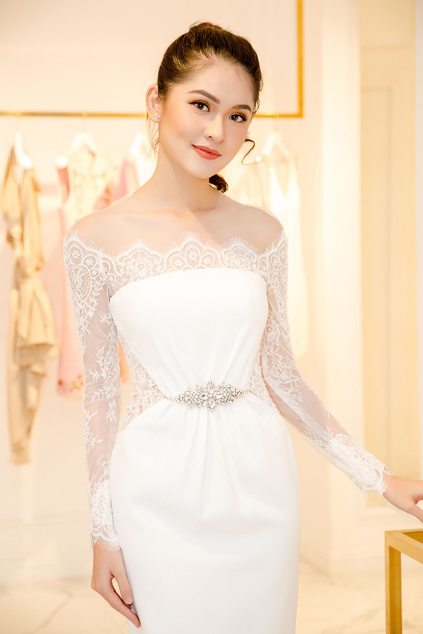 Người đẹp sinh năm 1996 khoe nhan sắc cuốn hút khi khoác trên mình nhiều bộ cánh với form dáng, chất liệu, màu sắc đa dạng. a-hau-thuy-dung-thu-trang-phuc-chun-chi-cho-hoa-hau-quoc-te-2017-1