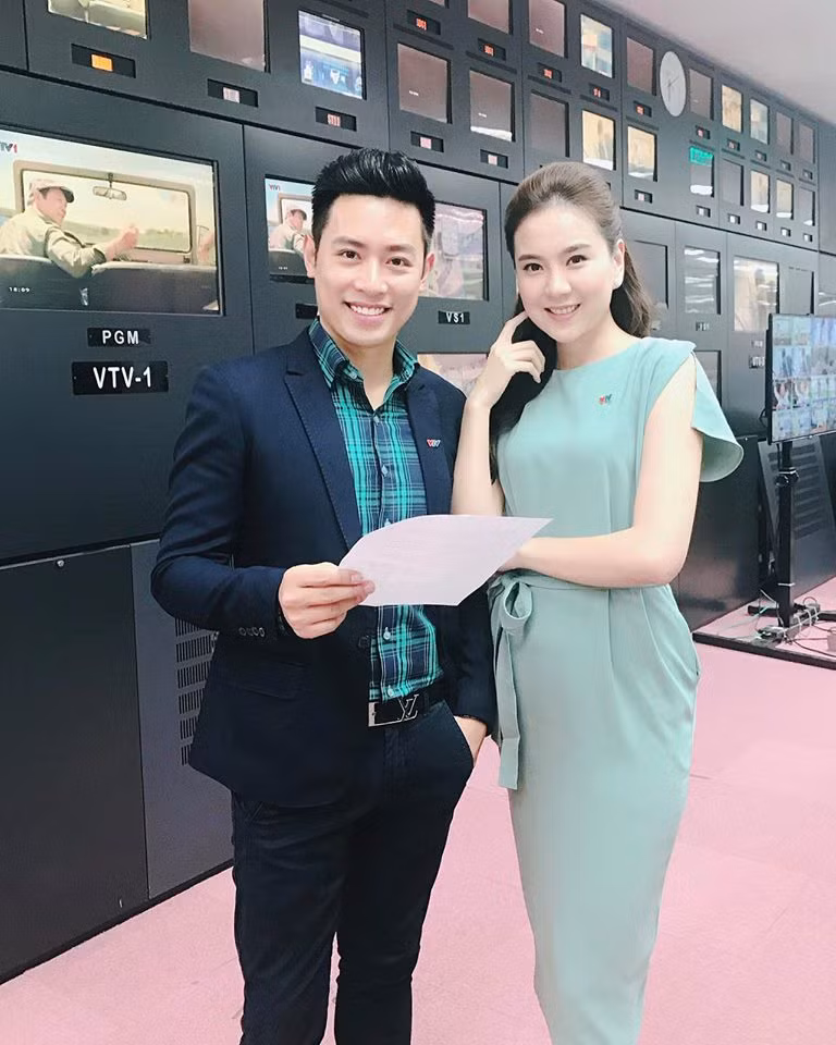 Đốn tim trước nụ cười tỏa nắng của thầy giáo dẫn chương trình VTV kết nối ảnh 6