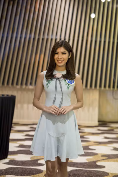 Nữ tiếp viên hàng không Nguyễn Thị Diệu Thương được các đồng nghiệp ủng hộ thi Hoa hậu. Cô sinh năm 1996, cao 173cm. Để tự tin tham gia cuộc thi, cô đã dành thời gian tập luyện hình thể.