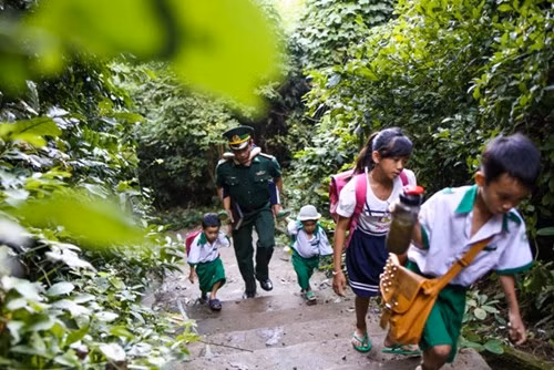 Đồng cảm với người vừa “cầm súng vừa cầm phấn“