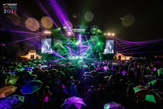 Hàng chục nghìn khán giả đội mưa "cháy" cùng Monsoon Music Festival 2019 tại Hoàng thành Thăng Long. Ảnh: MMF.