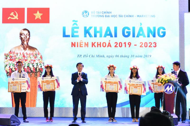 TS Hoàng Đức Long- Hiệu trưởng Trường ĐH Tài chính - Marketing trao học bổng cho sinh viên TS Hoàng Đức Long- Hiệu trưởng Trường ĐH Tài chính - Marketing trao học bổng cho sinh viên
