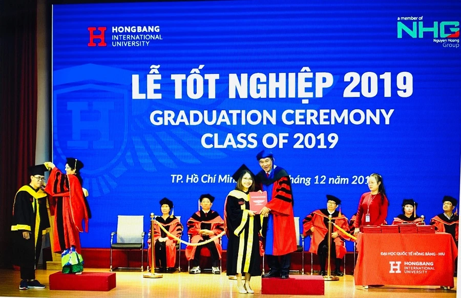 NGND.PGS.TS Hồ Thanh Phong – Hiệu trưởng Trường Đại học Quốc tế Hồng Bàng trao bằng cho tân cử nhân