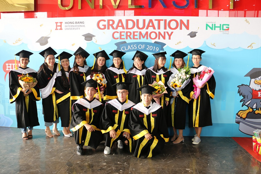 Các tân cử nhân chụp hình kỉ niệm cùng nhau