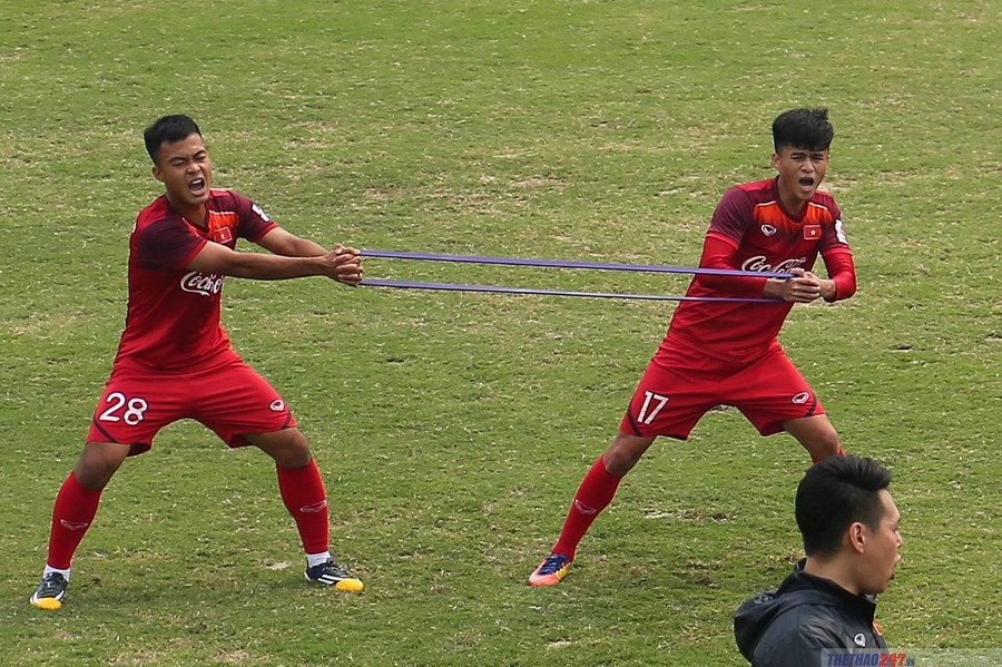 Các cầu thủ đều hô rất to cùng nhau để lấy khí thế.