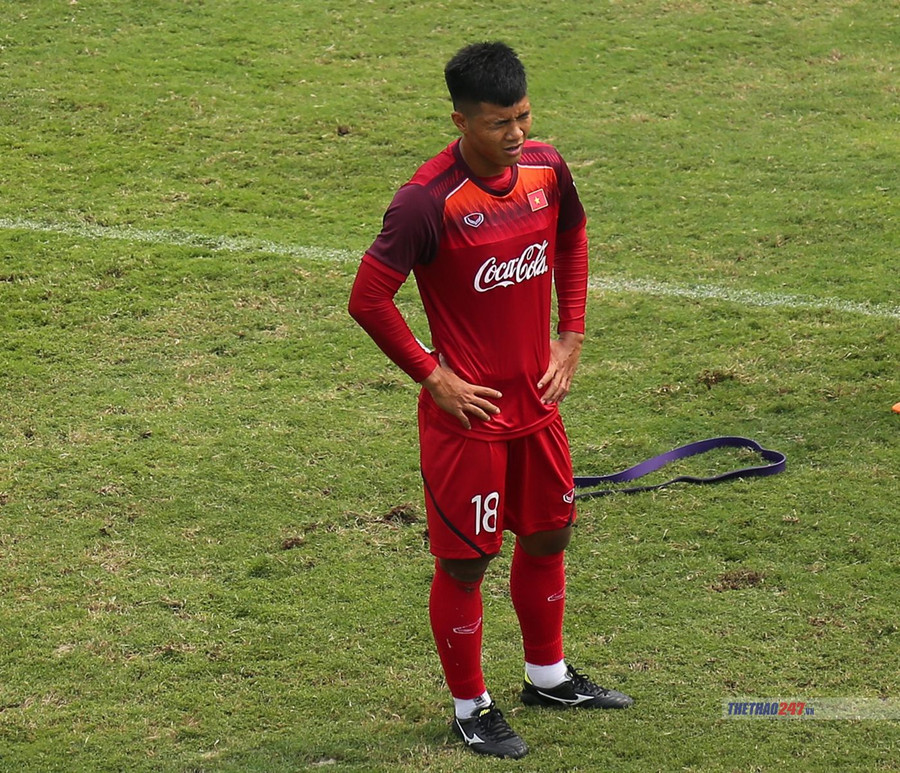 Tiền đạo Hà Đức Chinh cũng không thể "yên ổn".