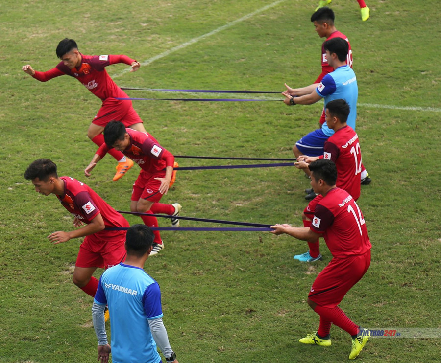 Các bài khởi động với dây chun làm nhiều cầu thủ U23 Việt Nam mất sức.