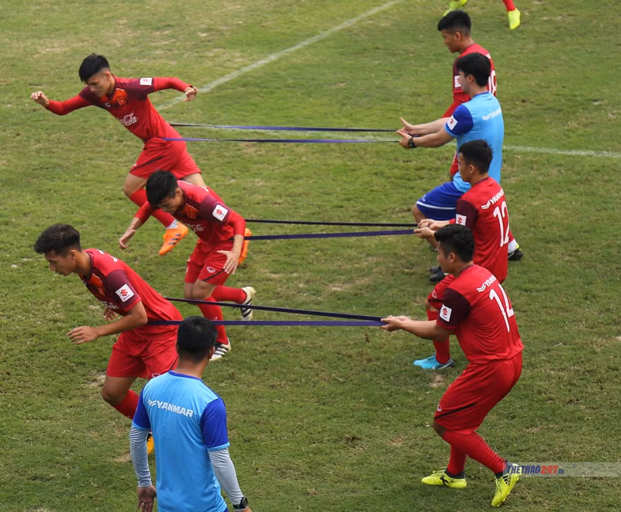 Các bài khởi động với dây chun làm nhiều cầu thủ U23 Việt Nam mất sức.