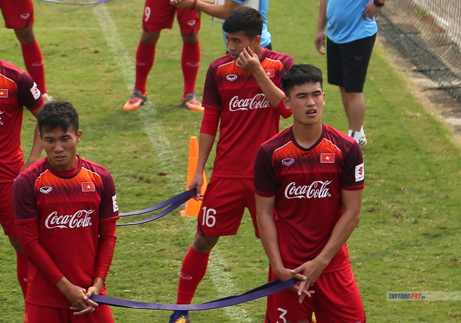 Các cầu thủ khác "bở hơi tai" sau một một hiệp tập.