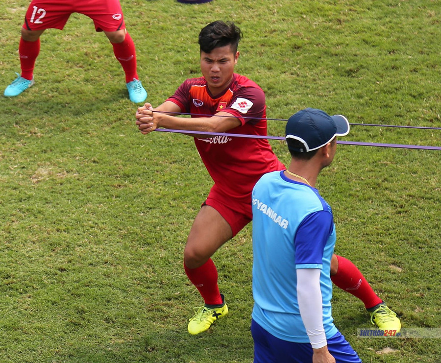Trương Tiến Anh cũng phải nhăn nhó vì sự gia tăng cường độ và giáo án tập luyện.