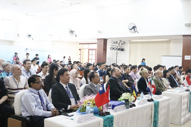Các đại biểu trong và ngoài nước tại hội thảo