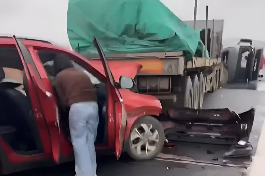 Xe con đâm vào đuôi xe tải bị hư hỏng nặng phần đầu. (Ảnh: Phúc Văn).