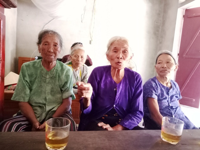 Bà Nguyễn Thị Thanh (giữa), nguyên Chính trị viên Trung đội nữ dân quân Hoằng Hải kể lại thời oanh liệt. Ảnh: T.G Bà Nguyễn Thị Thanh (giữa), nguyên Chính trị viên Trung đội nữ dân quân Hoằng Hải kể lại thời oanh liệt. Ảnh: T.G