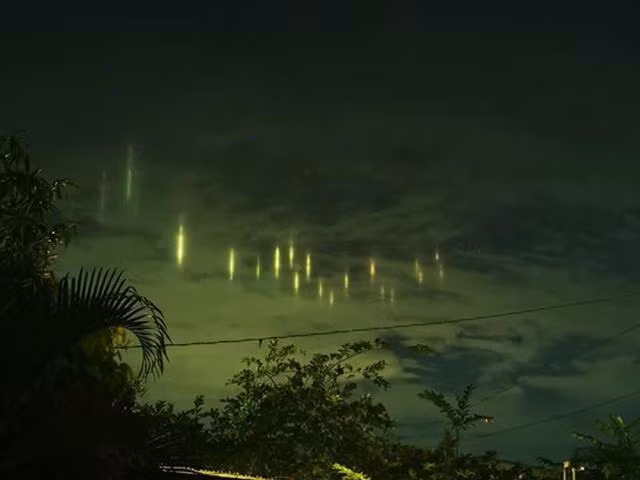 Hình ảnh những cột sáng kỳ ảo do người dân chụp lại. Ảnh: Amarkhan Jidara