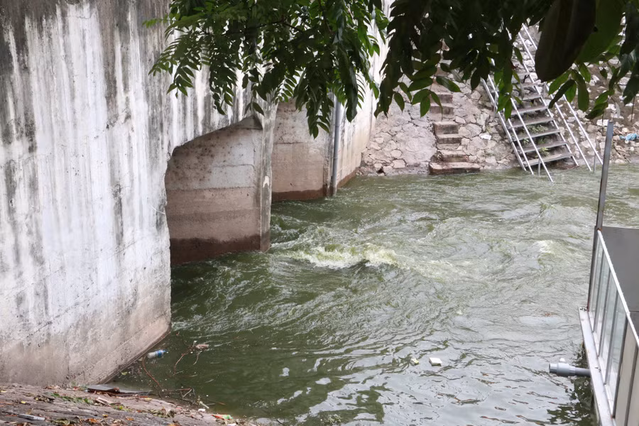 Cống bơm nước Hồ Tây vào sông Tô Lịch. Ảnh: Thế Đại