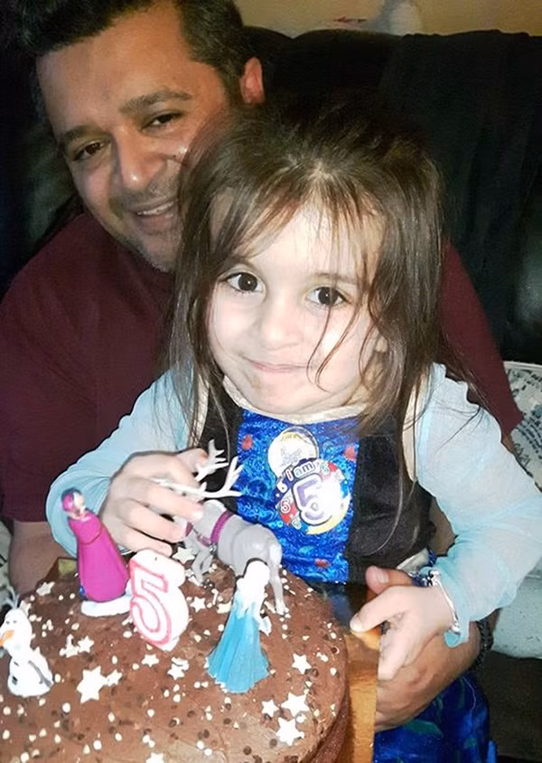 Con gái 5 tuổi lên giường ngủ vì đau bụng, sáng hôm sau mẹ đau đớn khi mở cửa phòng-2