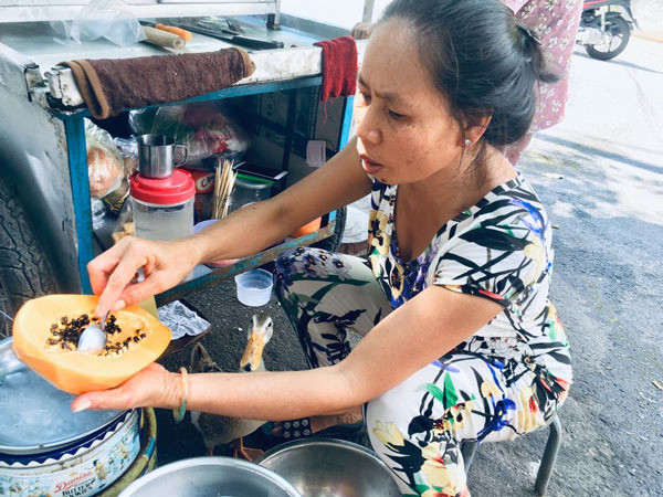 Chị Châu cho biết, mỗi khi vật cưng bị bệnh, chị rất buồn và thương, vì thế, chị thường xuyên tắm rửa, vệ sinh và giã nước tỏi cho vịt uống để nó có sức đề kháng tốt. Ảnh: T.A. Hiếm muộn 24 năm, vợ chồng Sài Gòn gọi vịt là con, ăn ngủ cùng