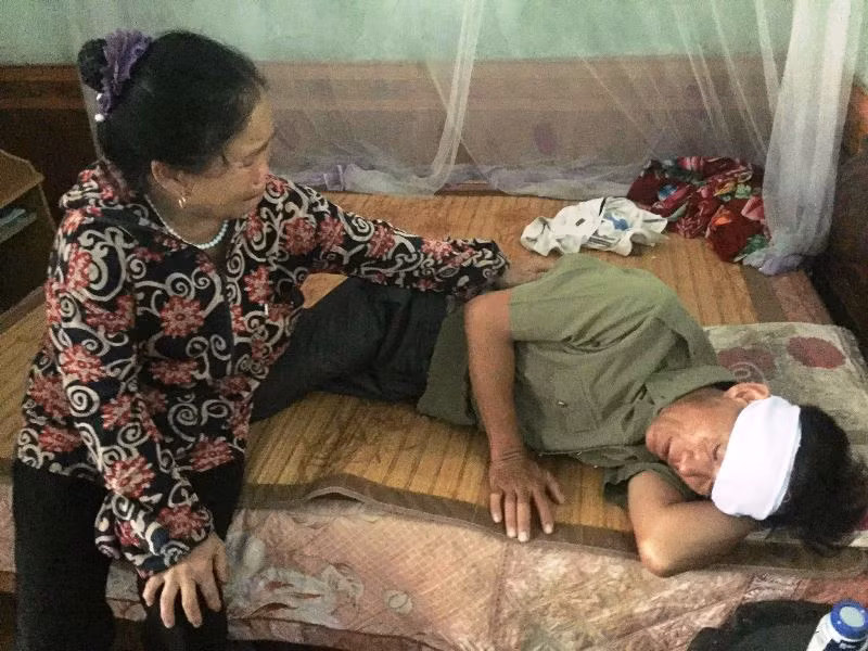 Người thân ngất lịm trước sự mất mát quá lớn