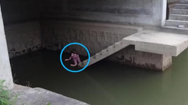 Phát hiện xác chết nữ, người đàn ông hoảng sợ báo cảnh sát, nhưng khi đến nơi mọi người mới tá hỏa