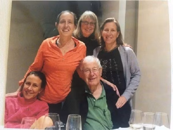 Mẹ 3 con với cách nuôi dạy giúp con thành CEO YouTube, giáo sư: Giao hết việc con tự làm