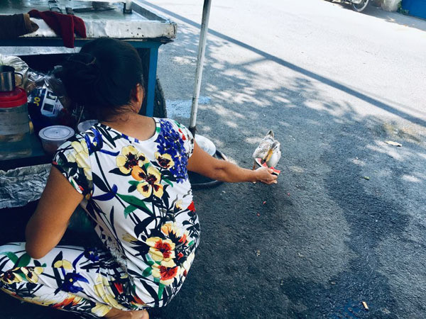 Chị Châu cho biết, bé vịt chỉ thích ăn rau, trái cây, đậu hũ chứ không ăn thịt, cá và cơm. Ảnh: T.A. Hiếm muộn 24 năm, vợ chồng Sài Gòn gọi vịt là con, ăn ngủ cùng
