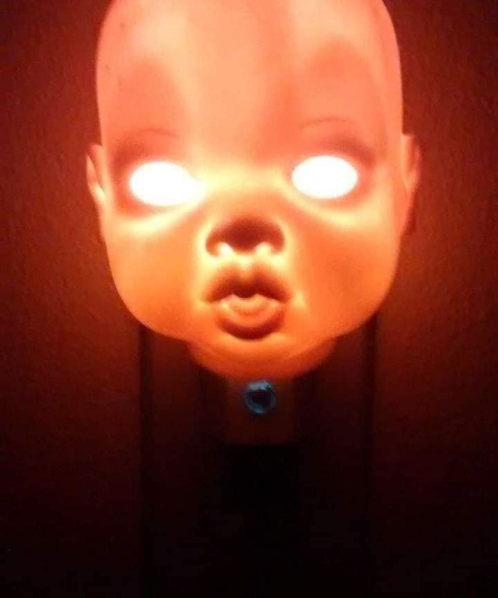 Tận dụng búp bê hỏng làm đèn ngủ, hết hồn khi thấy kết quả ảnh 1 Tận dụng búp bê hỏng làm đèn ngủ, dân mạng được phen hết hồn khi nhìn thấy kết quả của sự sáng tạo đáng sợ này