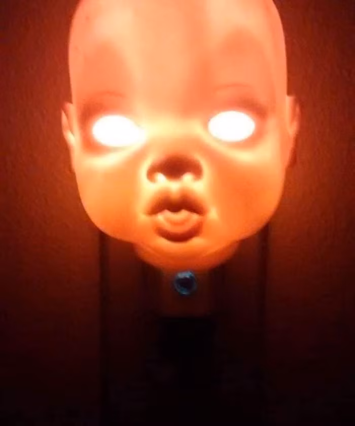 Tận dụng búp bê hỏng làm đèn ngủ, dân mạng được phen hết hồn khi nhìn thấy kết quả của sự sáng tạo đáng sợ này