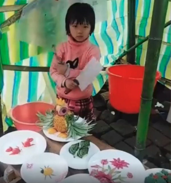 Con dao mà Limei sử dụng còn to hơn cả bắp tay của em. Con dao mà Limei sử dụng còn to hơn cả bắp tay của em.