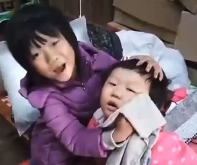 Dù bản thân mang bệnh nhưng Limei vẫn cố gắng thay bố, mẹ để chăm em trai đau ốm.