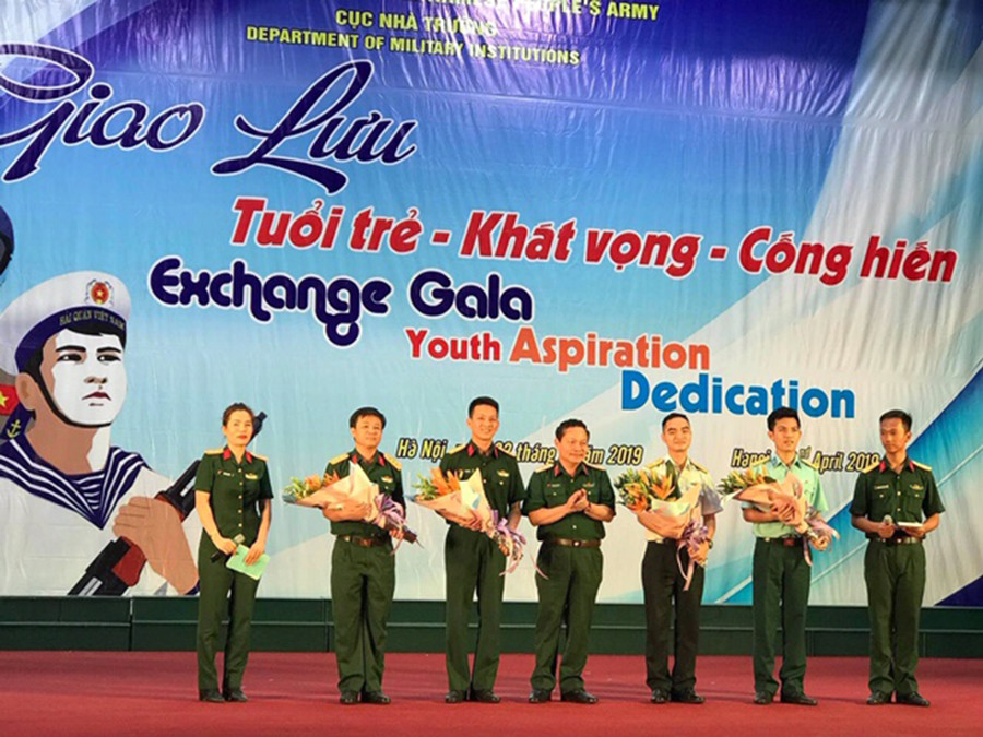 Thượng tá, ThS Kiều Ngọc Dung (ngoài cùng bên trái) trong chương trình giao lưu Tuổi trẻ - Khát vọng - Cống hiến Thượng tá, ThS Kiều Ngọc Dung (ngoài cùng bên trái) trong chương trình giao lưu Tuổi trẻ - Khát vọng - Cống hiến