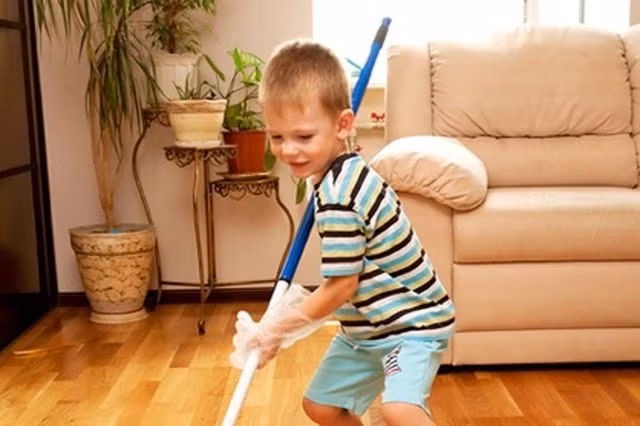 Mẹo hay khiến con “mê mẩn”... dọn nhà