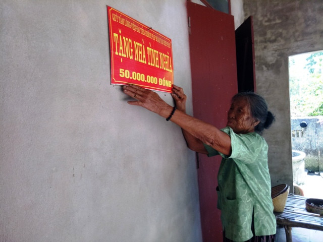 Bà Chuông sống độc thân trong ngôi nhà tình nghĩa. Ảnh: T.G Bà Chuông sống độc thân trong ngôi nhà tình nghĩa. Ảnh: T.G