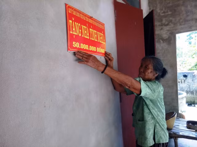 Bà Chuông sống độc thân trong ngôi nhà tình nghĩa. Ảnh: T.G Bà Chuông sống độc thân trong ngôi nhà tình nghĩa. Ảnh: T.G