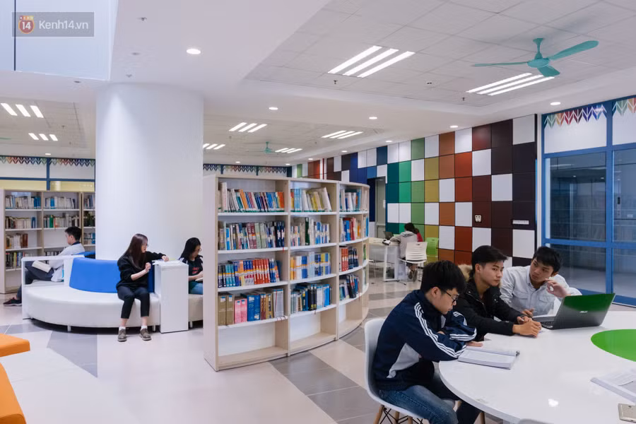 Thư viện được bố trí hợp lý.