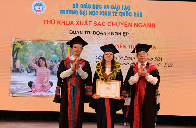 Xúc động tình cảm thầy cô ĐH Kinh tế Quốc dân dành cho nữ thủ khoa tốt nghiệp ảnh 2