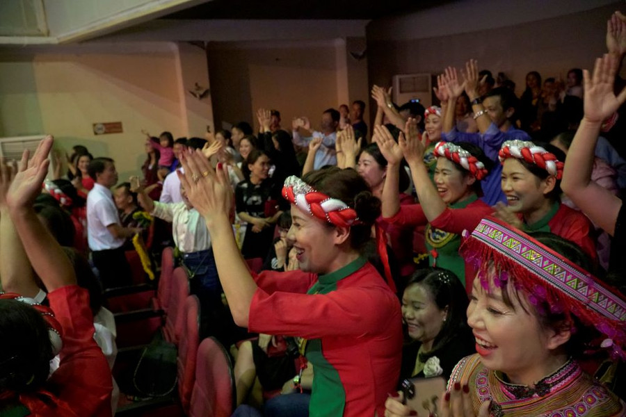 Đông đảo cán bộ, giáo viên và nhân dân tham gia cổ vũ cho hội thi