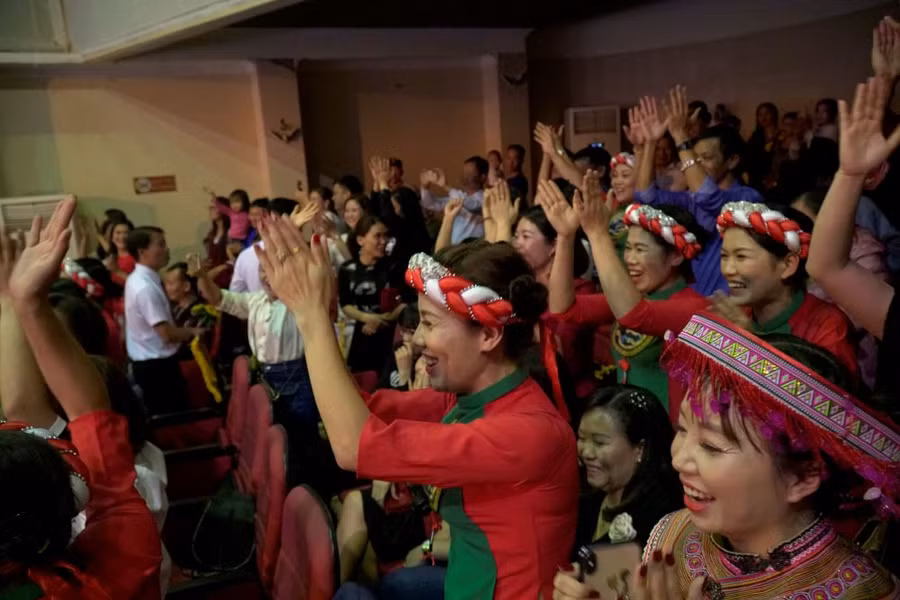 Đông đảo cán bộ, giáo viên và nhân dân tham gia cổ vũ cho hội thi