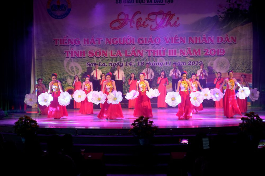 Các tiết mục do cán bộ, giáo viên tự biên, tự diễn