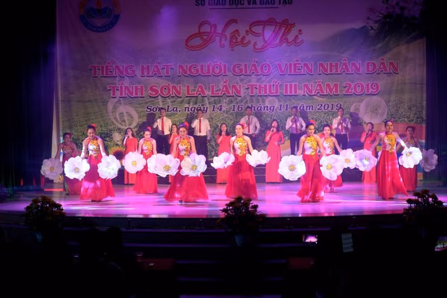 Các tiết mục do cán bộ, giáo viên tự biên, tự diễn