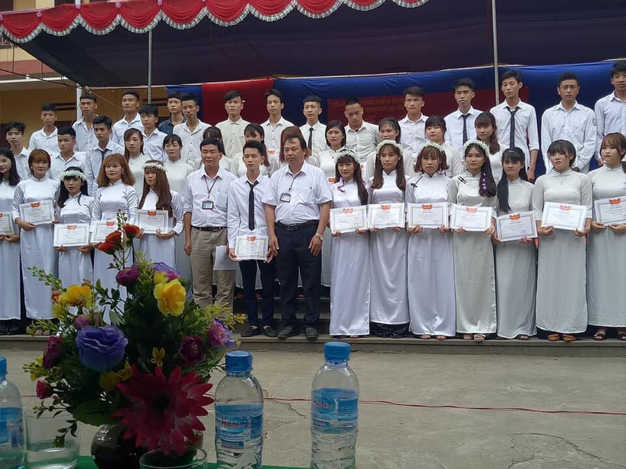 Nông Ngọc Ánh, Hiệu trưởng Trường Trung cấp Lục Yên (thứ 8 từ phải sang) Nông Ngọc Ánh, Hiệu trưởng Trường Trung cấp Lục Yên (thứ 8 từ phải sang)