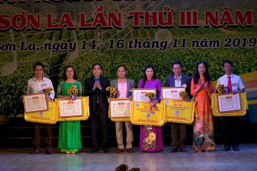 BTC trao giải cho các đơn vị có thành tích xuất sắc