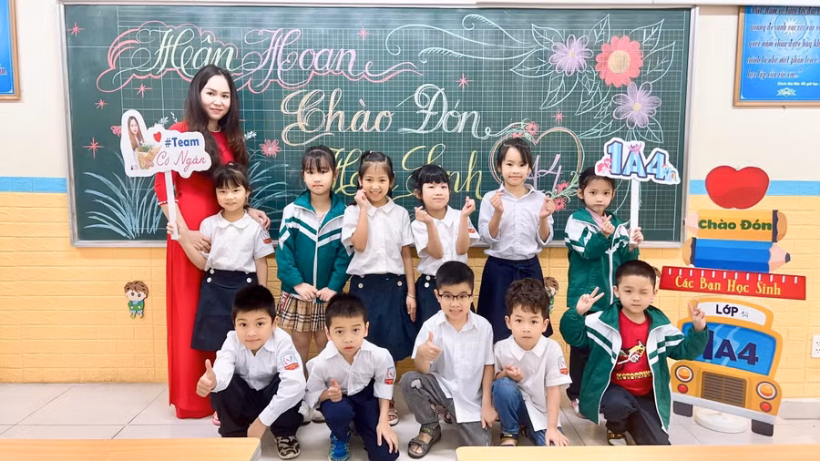 Học sinh lớp 1 - Trường Tiểu học Vũ Xuân Thiều hân hoan ngày đầu tới trường.